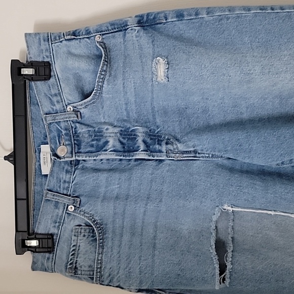 Forever 21 Size 29 Distressed / Destroyed Button Fly Jeans, Raw Hem, Gently Used - Picture 13 of 16